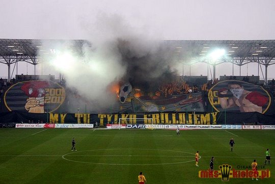 http://www.ultras-tifo.net/images/stories/reports/2011-2012/korona-cracovia/10.jpg