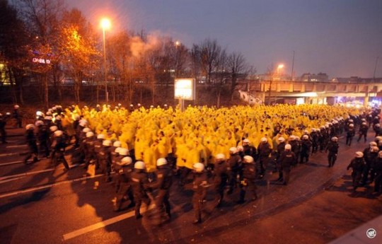 Le Mouvement en Allemagne . - Page 9 Arminia-dynamo_7
