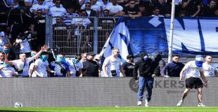 MSV Duisburg fans stormed pitch and stopped match vs  Erzgebirge Aue