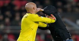 PSV fan attacked Sevilla’s goalkeeper
