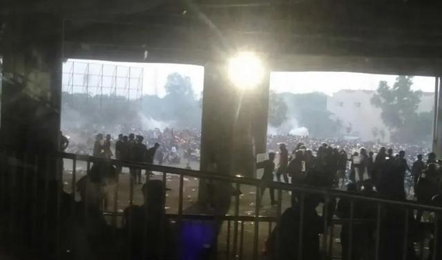 Gresik United vs Deltras Berujung Ricuh Suporter Bentrok dengan Polisi di Luar Stadion 840x493.jpeg