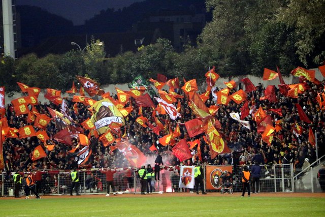 𝐂𝐚𝐬𝐮𝐚𝐥 𝐔𝐥𝐭𝐫𝐚 𝐎𝐟𝐟𝐢𝐜𝐢𝐚𝐥 on X: 03/12/2023 Albania🇦🇱 KF  Tirana - FK Partizani. Tirona Fanatics pyro in the derby   / X