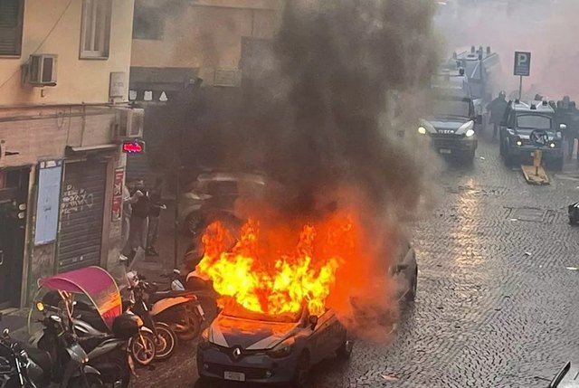 napoli eintracht riots