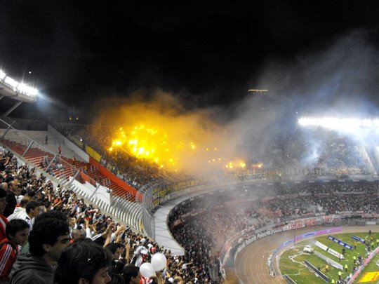 Por fogos de artifício contra o Boca Juniors, River Plate é punido