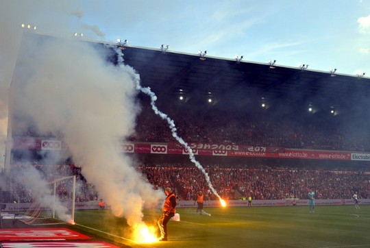 Standard Liege v Anderlecht abandoned because of flares & smoke - BBC Sport