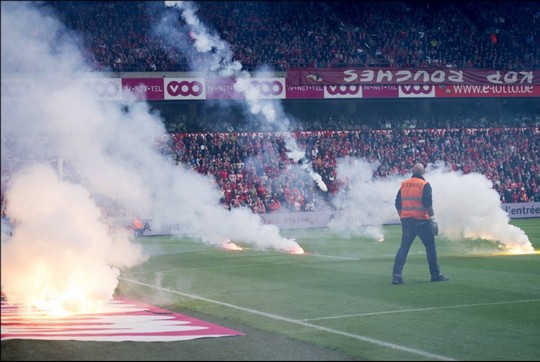 Standard Liege v Anderlecht abandoned because of flares & smoke - BBC Sport