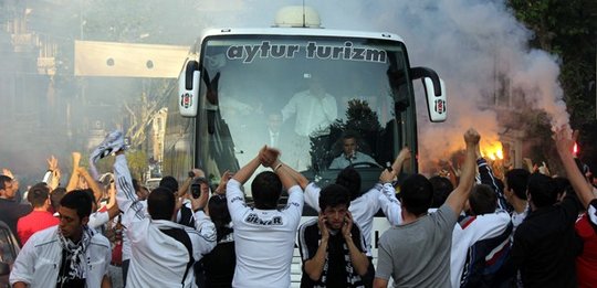 Besiktas, Galatasaray ends in violence